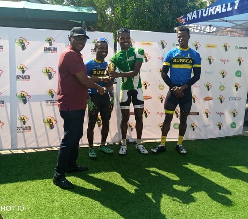 Dr Kwaku Ofosu Asare (left) presents a trophy to the winner ABAKA Kurotimi